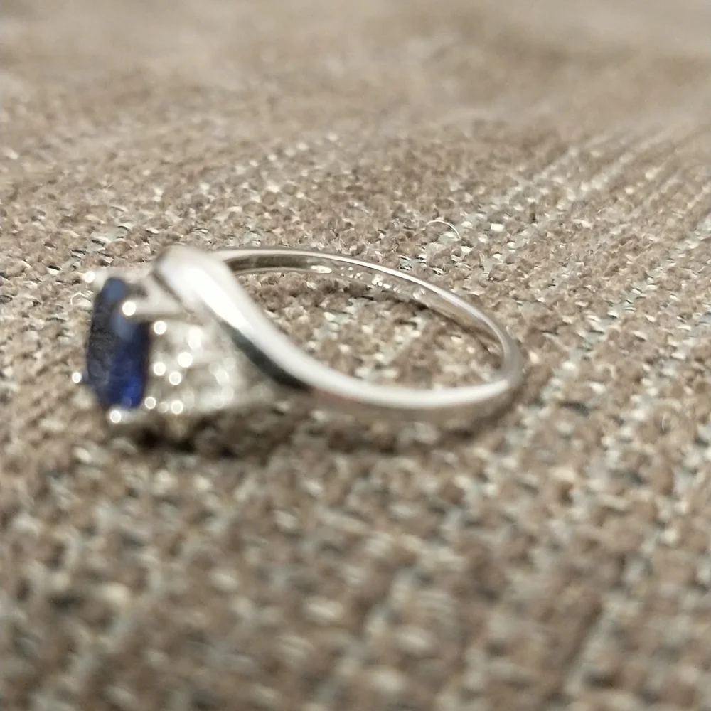 Beautiful 10k white gold blue sapphire ring with diamonds - Picture 3 of 4